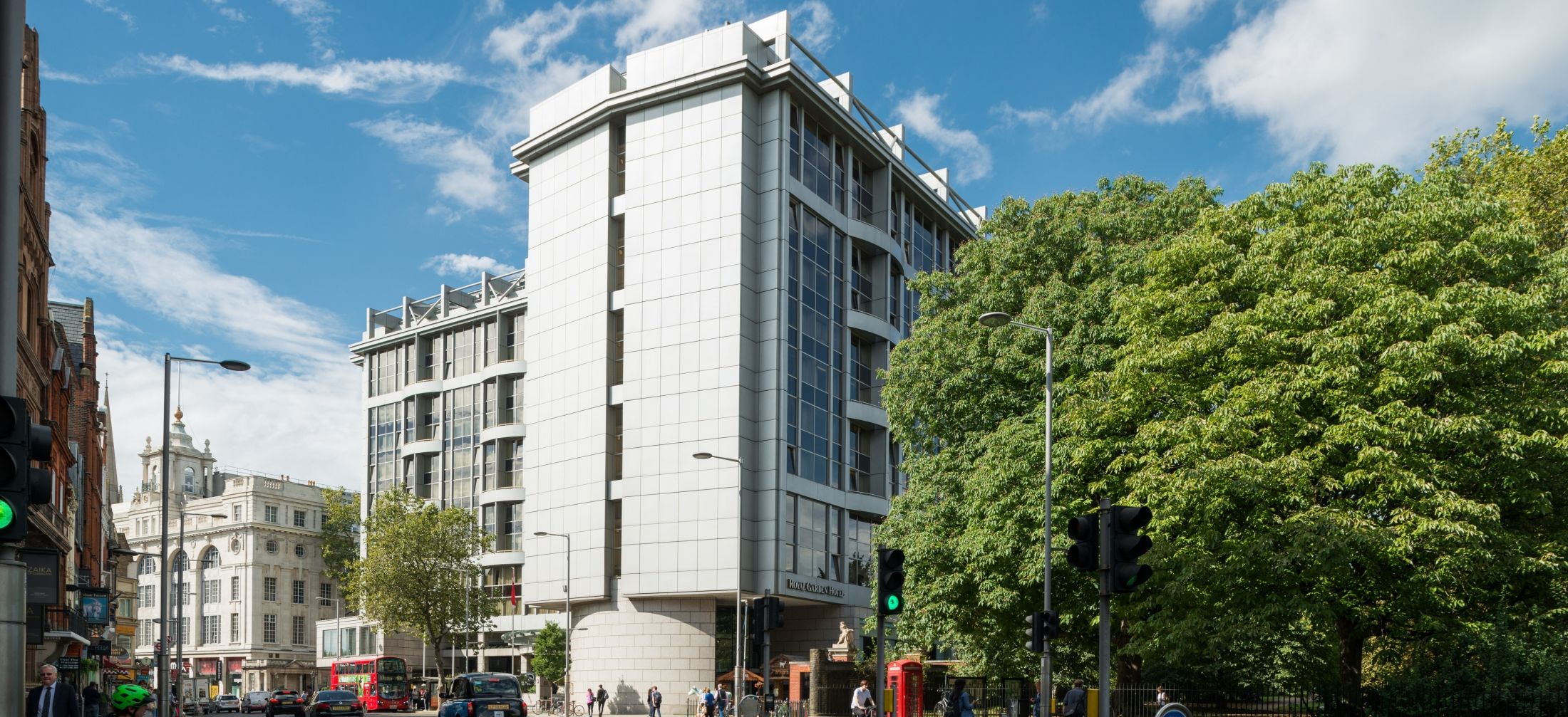 Royal Garden Hotel is nestled in the heart of Kensington, right on Kensington High Street, just steps away from iconic London landmarks such as Hyde Park, Kensington Garden and Kensington Palace.