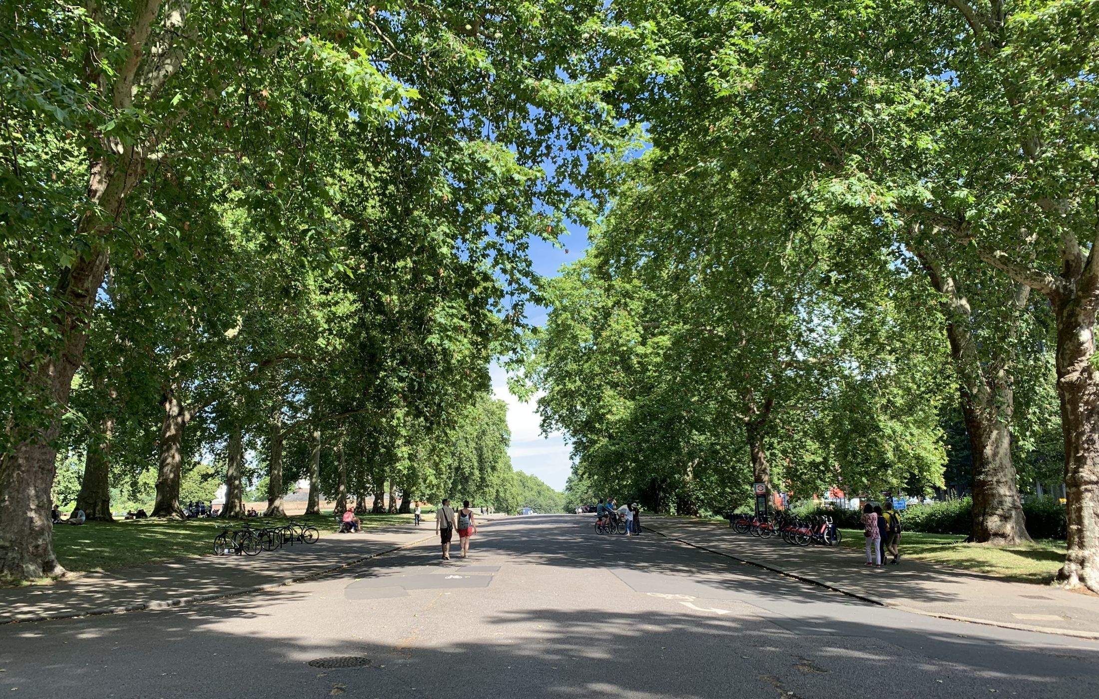 Hyde Park with 350 acres, the Serpentine Gallery and many historicxal monuments, is right next to Royal Garden Hotel.