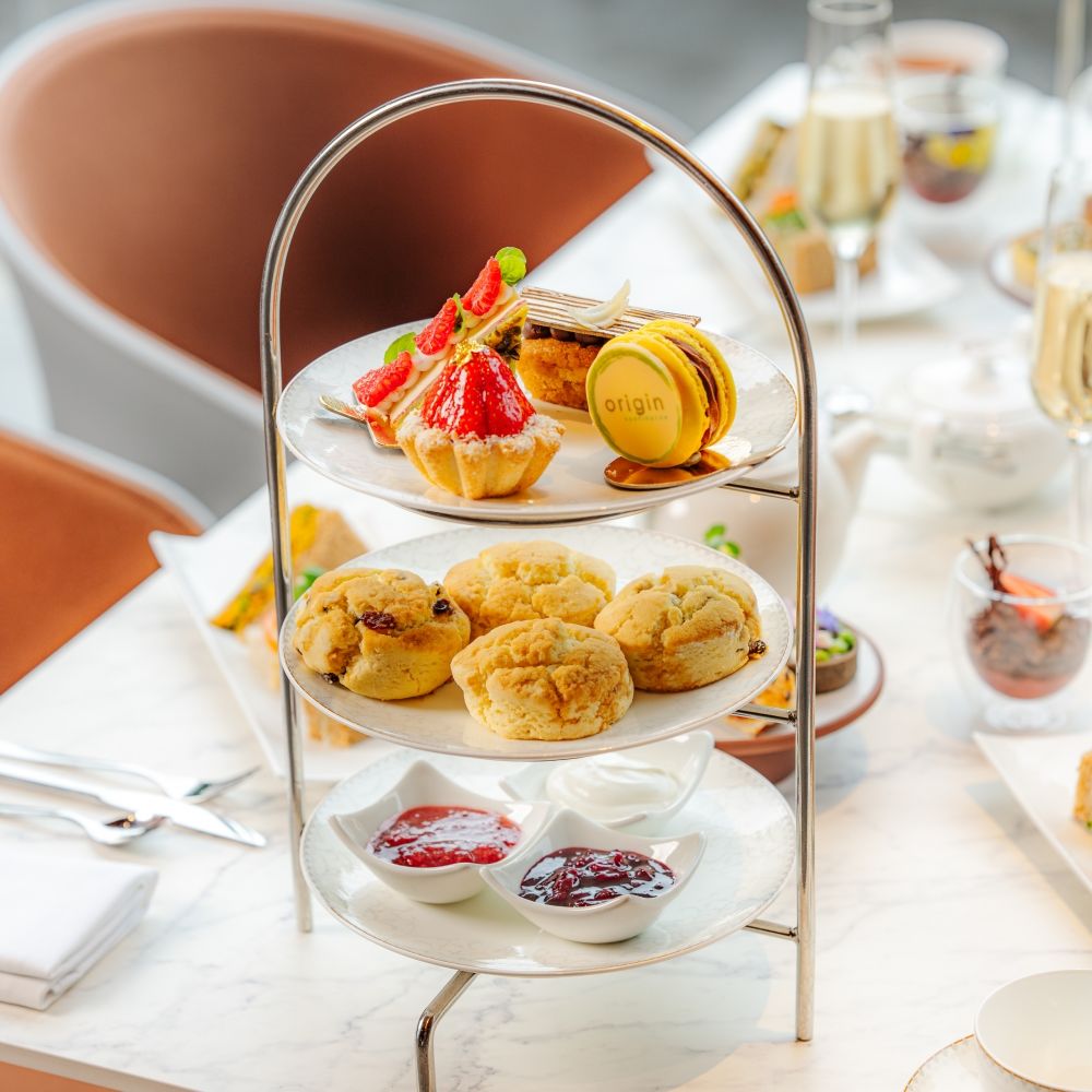 Inspired by our proximity to Kensington Palace, Origin Kensington at the Royal Garden Hotel offers a royal Afternoon Tea experience.
Enjoy finely crafted desserts, delicate finger sandwiches, and freshly baked scones with clotted cream and jam. Complement your treats with our curated teas or a glass of sparkling English Wine for an elegant afternoon.