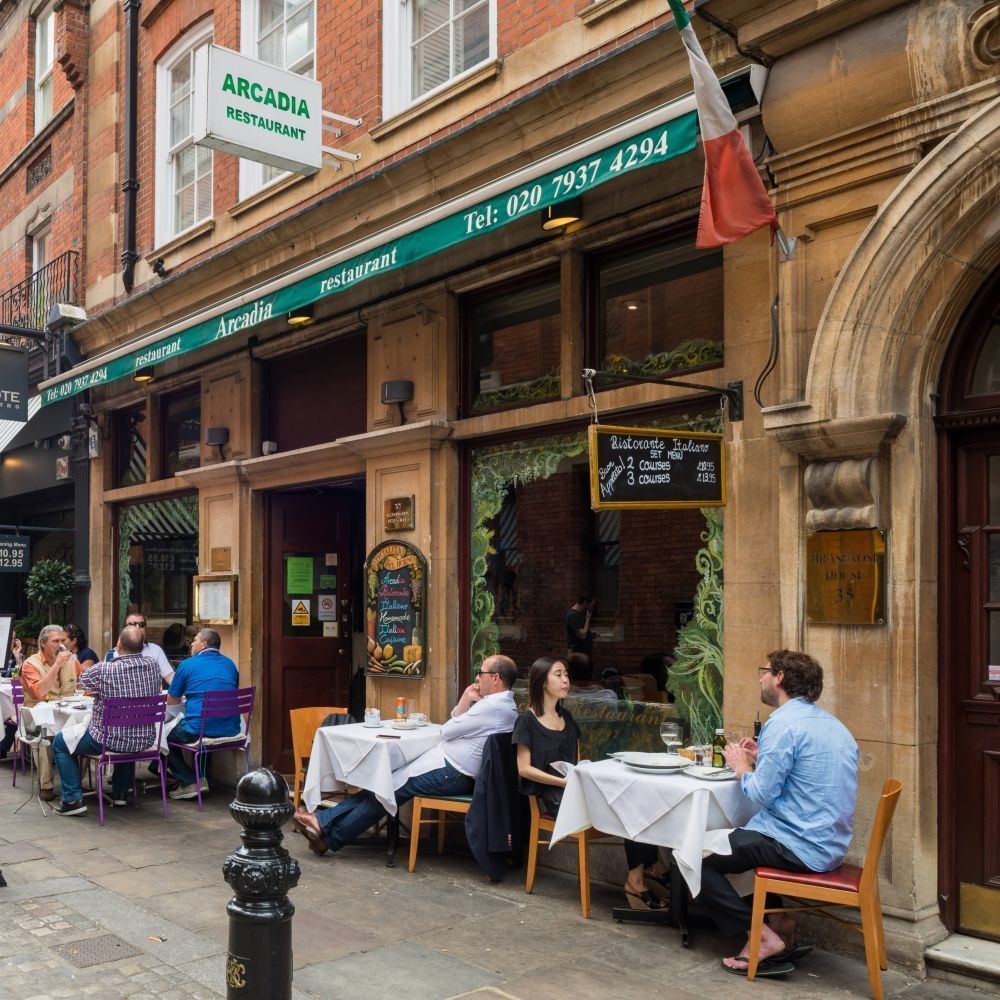 Royal Garden Hotel is surrounded by a variety of local coffee shops, restaurants, high street shops, offering easy access to both leisure and business guests staying.