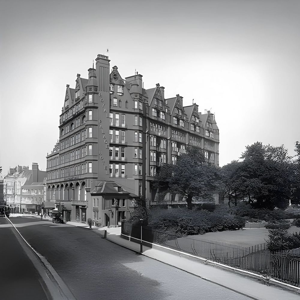 The former Royal Palace Hotel which replaced the King's Arms, was one of the world's largest hotels at the time with over 300 rooms, which was later demolished and rebuilt to Royal Garden Hotel.